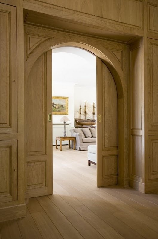 Porta interna scorrevole a scomparsa in legno con profilo ad arco, di grande imponenza e pregio - idee porte interne scorrevoli