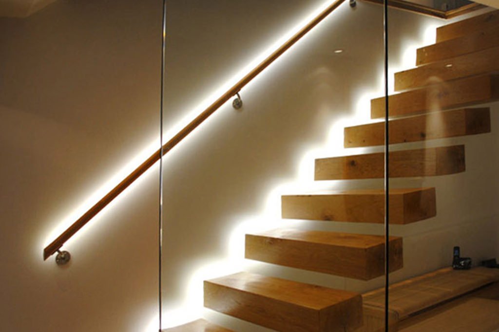 Bellissima scala a sbalzo realizzata in legno ed illuminata a led per un grande effetto scenografico di grande impatto - guida completa costi impianti elettrici - preventivi elettricisti