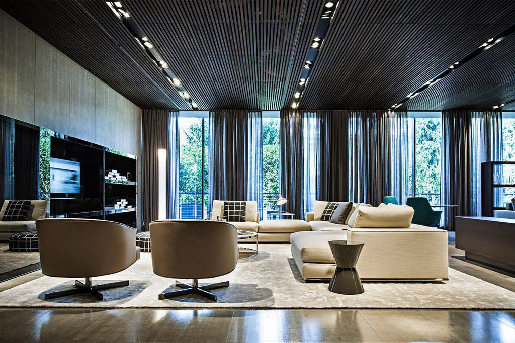 Soggiorno contemporaneo moderno, ambiente di grande carattere con forti contrasti e soffitto scuro con originale sistema di illuminazione - guida prezzo elettricista, costo orario e di manodopera