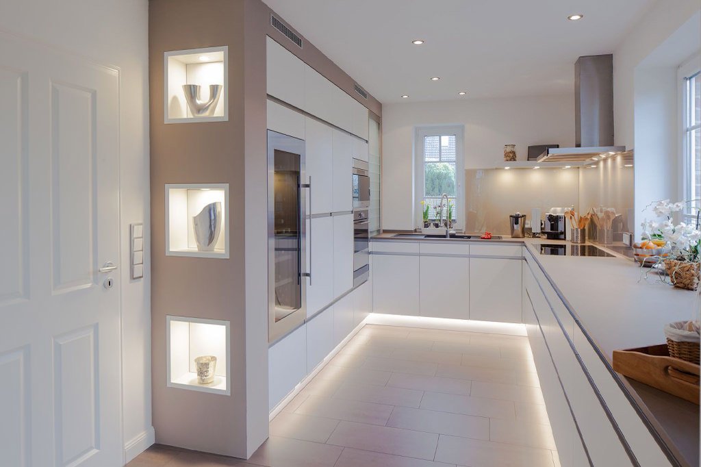 Bellissima soluzione per cucina moderna con particolare illuminazione: luci a led inseriti nella parte bassa e nelle nicchie create su un lato dei mobili per un effetto scenico di grande impatto - articolo costo elettricista, tariffa oraria  - preventivo elettricisti