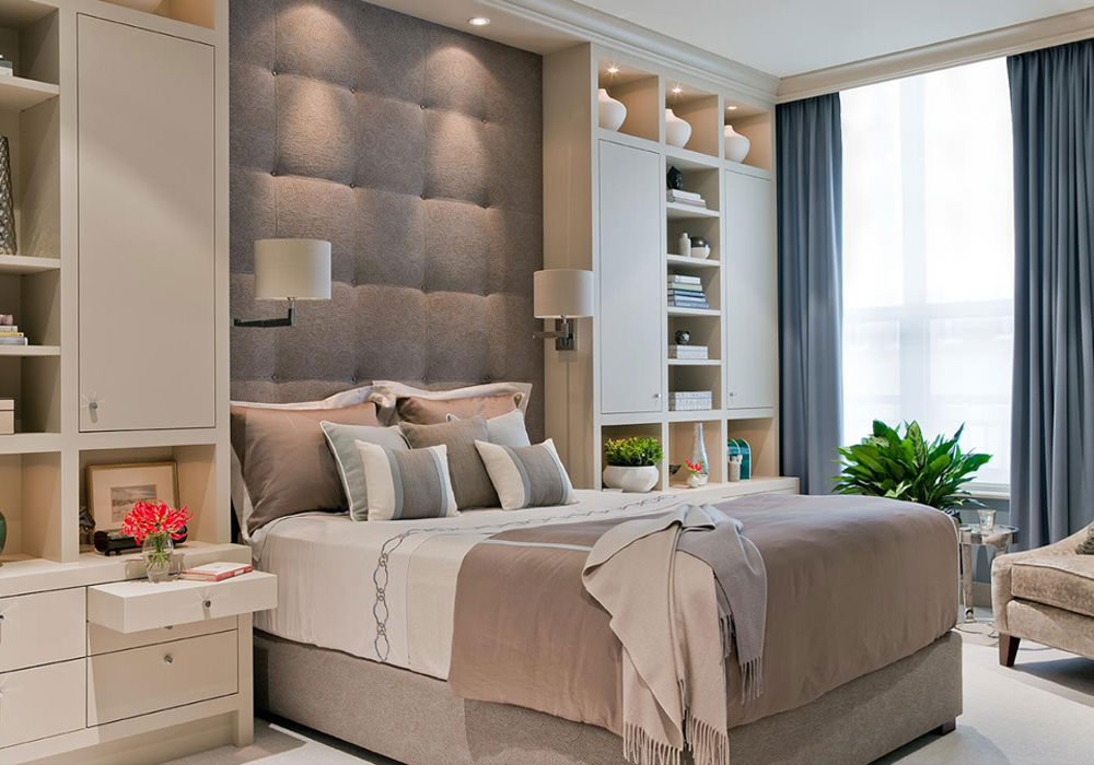 Immagine camera matrimoniale, stile contemporaneo, con pareti beige e testata del letto imbottita in tessuto, altezza muro - prezzo ristrutture casa - Start Preventivi