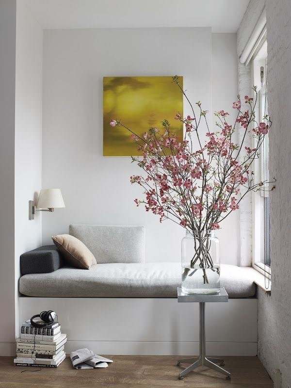 Angolo lettura con divano alla finestra, stile minimal - start preventivi casa