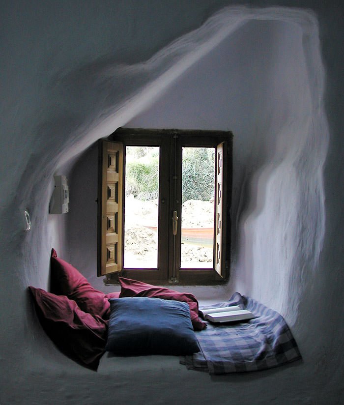 Angolo lettura rustico finestra