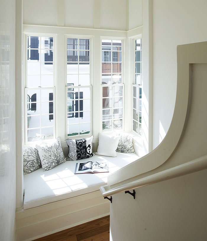 Leggere alla finestra sulla scala di casa - idee stanza relax