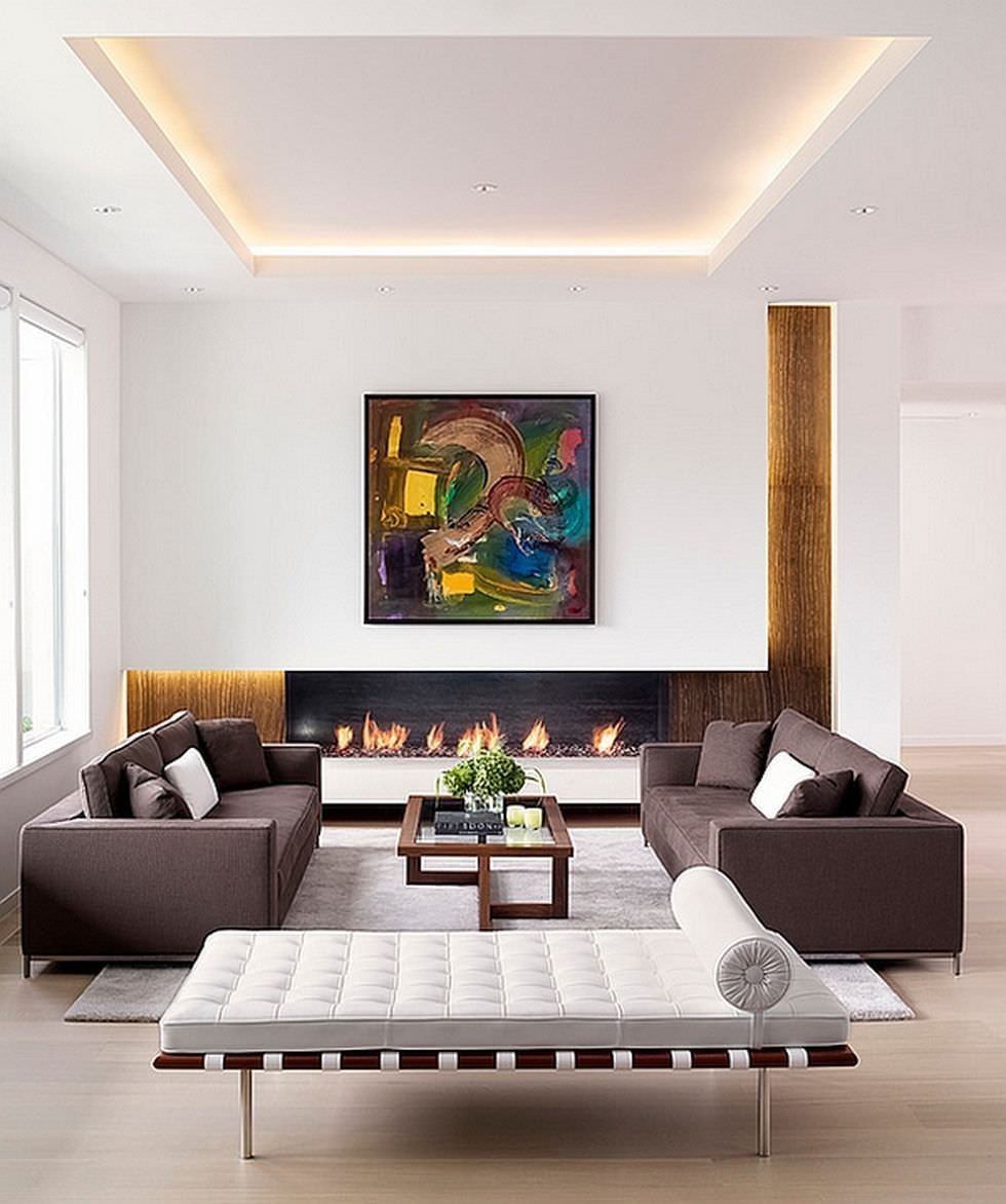 Soggiorno moderno contemporaneo con parete in cartongesso magnifica ed economica, che fa da cornice al camino in bioetanolo. Velette illuminate a led sul soffitto e all'interno della nicchia. Elegante e raffinato.