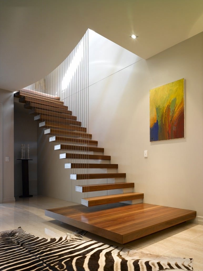 Immagine scala moderna a sbalzo realizzata in legno massello e sostenuta con fili d'acciaio - pavimenti in marmo - idee scale moderne sospese