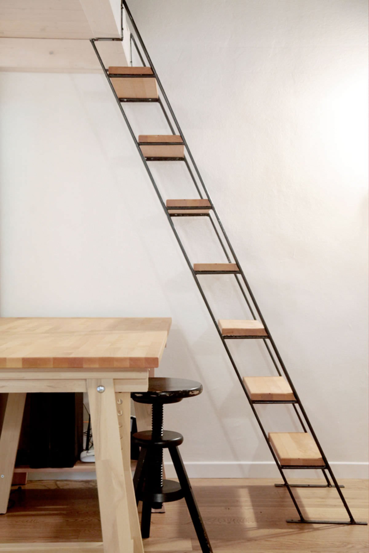 Idee piccola scala salva spazio con la struttura in metallo ed i gradini in legno - articolo guida alla scelta e prezzi scale per interni