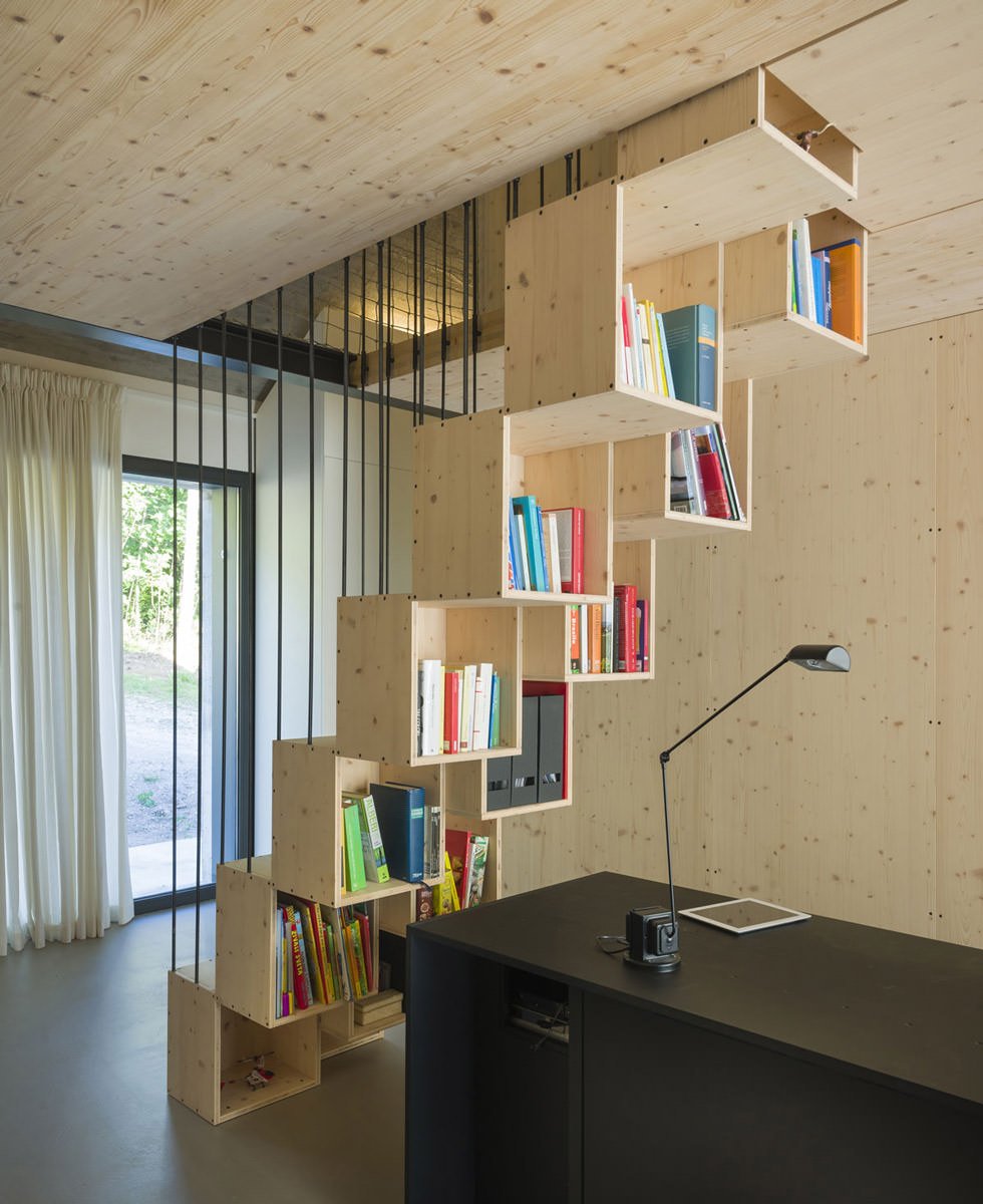 Ispirazione piccola scala che diventa anche libreria, ideale per sfruttare i pochi metri quadrati a disposizione - idee scale in legno