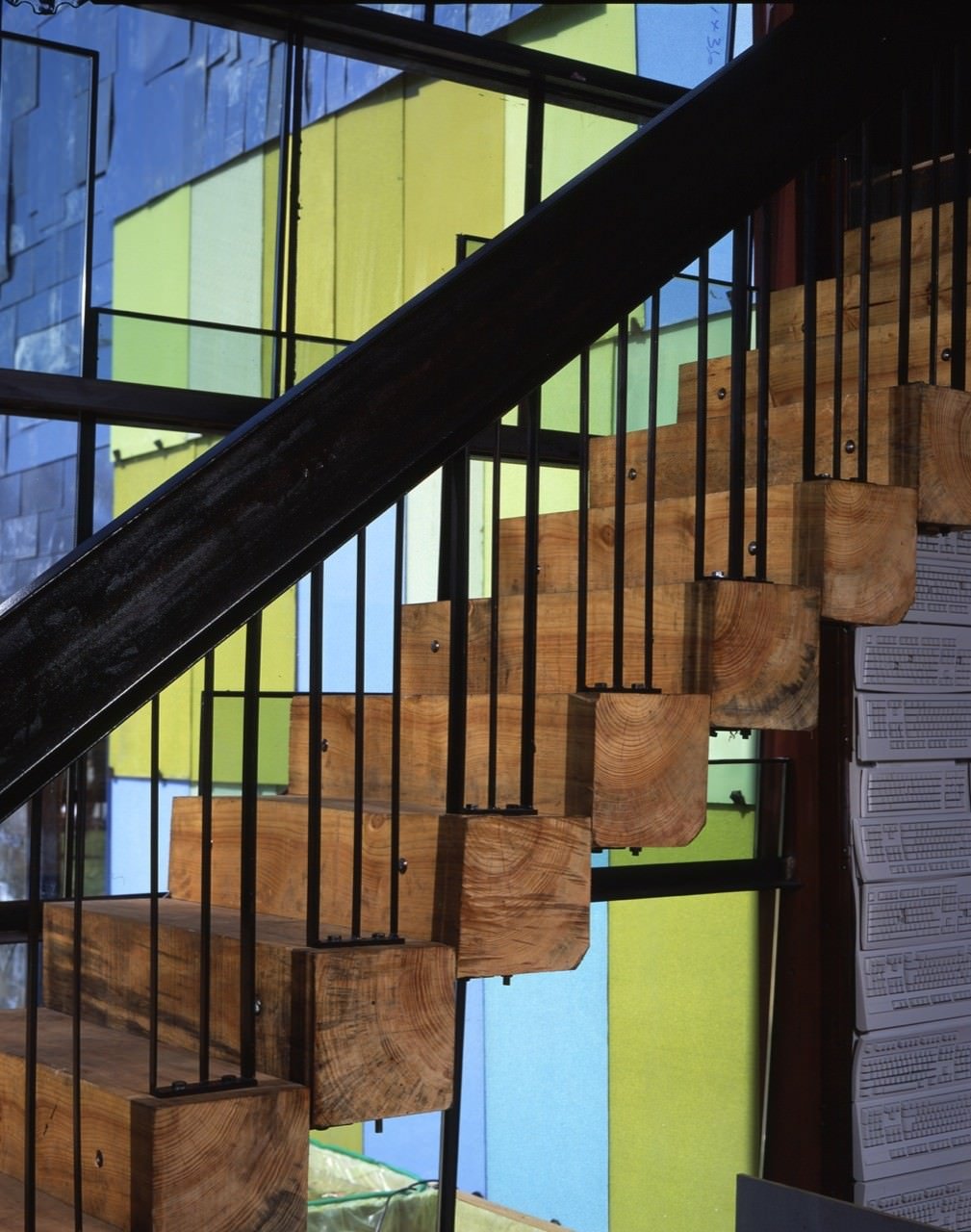 Scala interna che trasmette robustezza e resistenza e dona molta personalità alla casa. I gradini sono realizzati in blocchi massicci di legno e la ringhiera è realizzata in ferro. Stile industriale moderno.