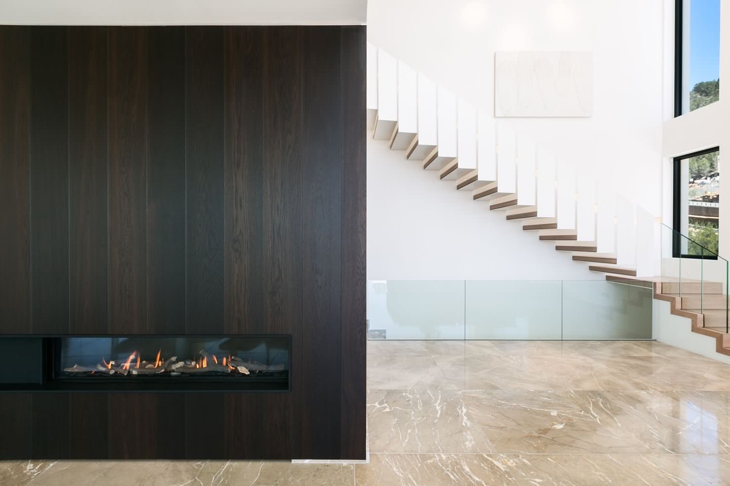Stupenda scala con la struttura in acciaio  verniciato bianco su cui poggiano i gradini in legno chiaro - Ispirazione scale moderne ed eleganti
