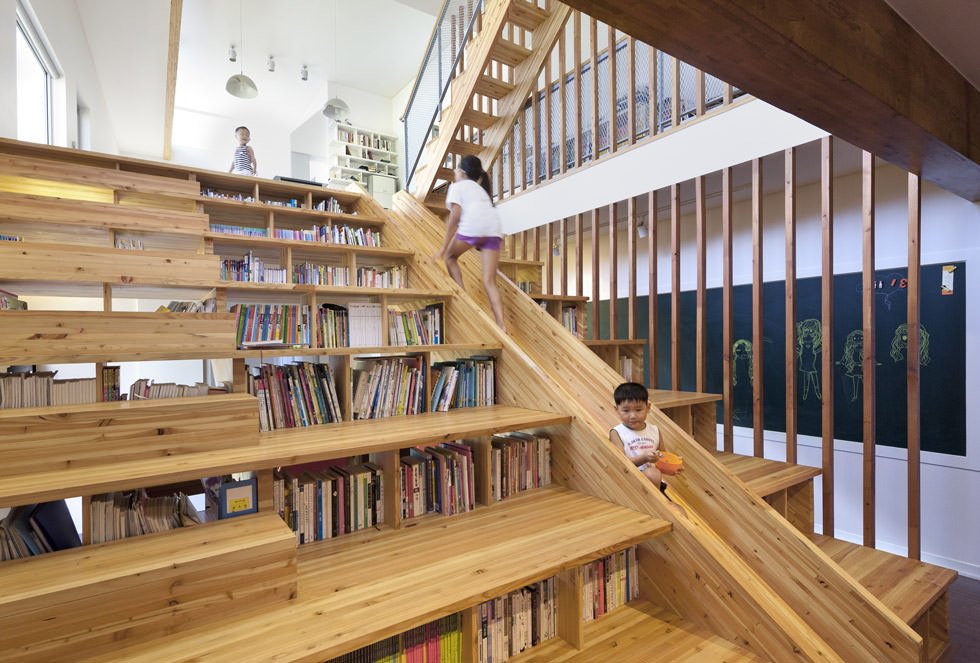 Stupenda scala interna in legno di grandi dimensioni che è un perfetto spazio giochi per i bambini ma anche libreria