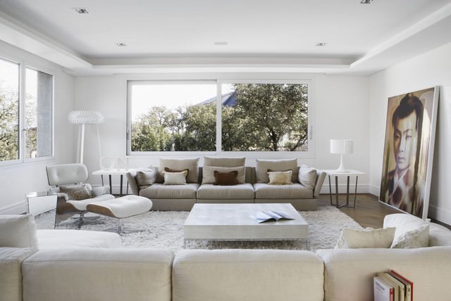 Modern and minimalist living room in immaculate white - Blog Start Preventivi