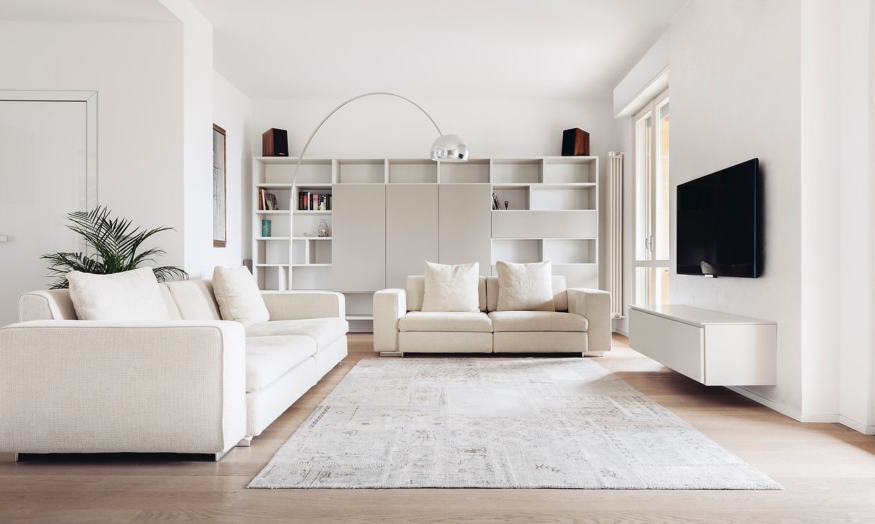 Soggiorno contemporaneo stile scandinavo con arredi, mobili e pareti colore bianco - elegante e raffinato