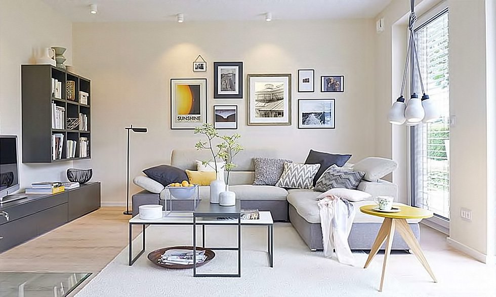 Piccolo soggiorno contemporaneo di ispirazione scandinava, colori bianco e grigio con alcun tocco di colore giallo - pareti colore crema