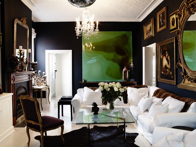 Salotto di lusso, stile molto particolare - pareti neri e dipinti in chiaroscuro
