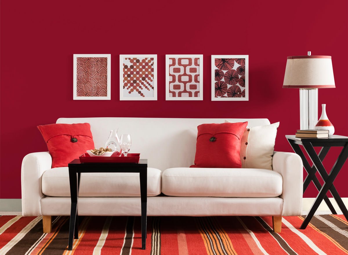 Colore pareti soggiorno moderno rosso. Arredamento semplice, elegante e chic con divani color crema 