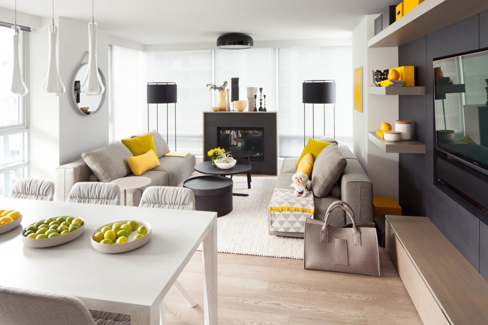 Particolare soggiorno moderno, stile nordico, con contrasti di bianco e nero e tocchi di giallo limone che donano allegria e vivacità senza compromettere l'eleganza dell'ambiente.