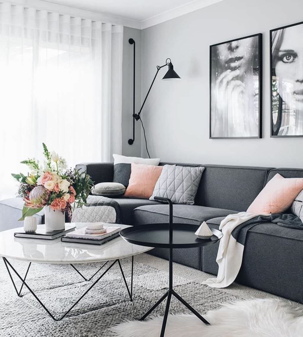 In questo soggiorno scandinavo il rosa pastello offre un insolito stile femminile alla stanza anche se viene abbinato a colori forti come il grigio scuro e il nero. Un colore delicato ma di grande effetto. Pareti tortora.