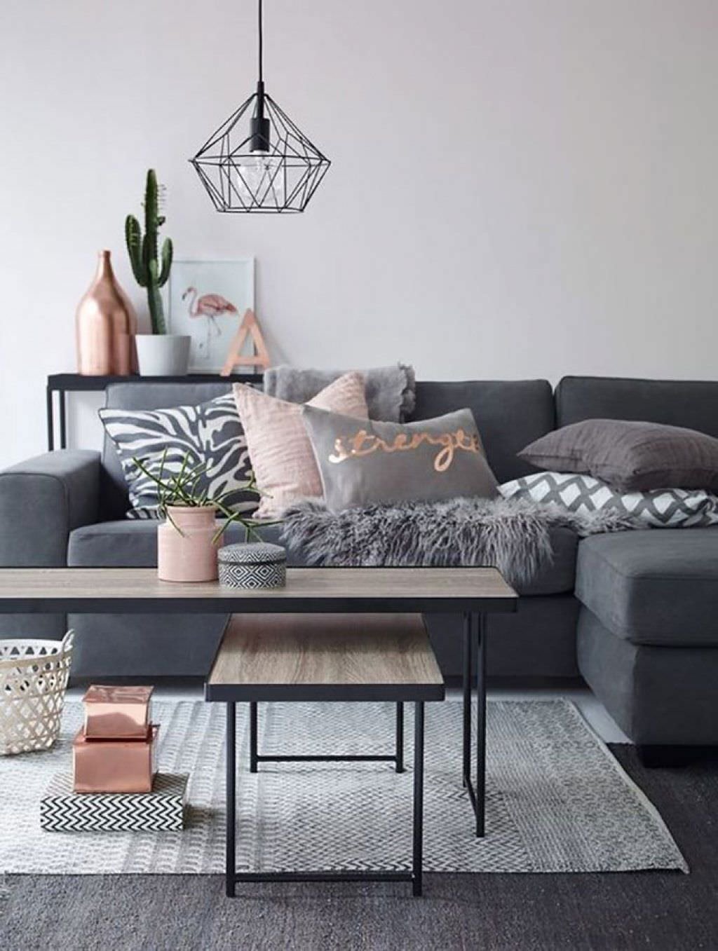 Dettaglio living nordico contemporaneo con arredi e decorazioni in tonalità di grigio abbinati al rosa e al rame per dare la giusta delicatezza dello stile femminile alla stanza.