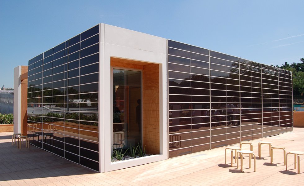 Fotovoltaico di ultima generazione. Vetro con proprietà fotovoltaiche per facciate ventilate, consente la produzione di energia solare gratuita ed è gradevole esteticamente - Articolo sul costo impianti fotovoltaici ed il prezzo pannelli solari - Start Preventivi